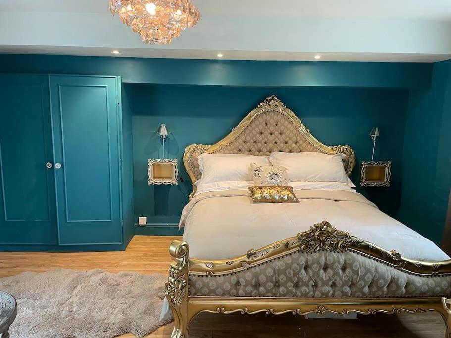 The Big Cosy Boudoir Bed + Hot Tub Apartment Harvington Exterior photo