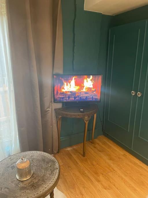 The Big Cosy Boudoir Bed + Hot Tub Apartment Harvington Exterior photo