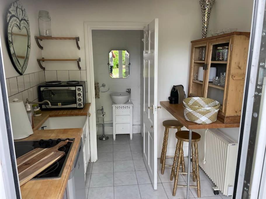 The Big Cosy Boudoir Bed + Hot Tub Apartment Harvington Exterior photo
