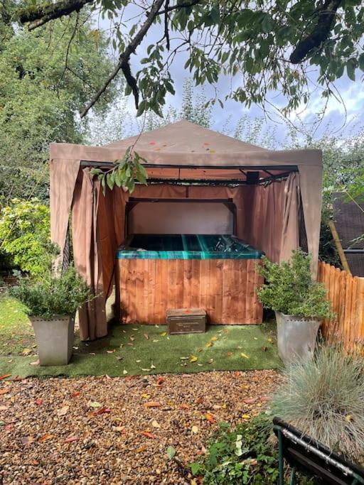 The Big Cosy Boudoir Bed + Hot Tub Apartment Harvington Exterior photo
