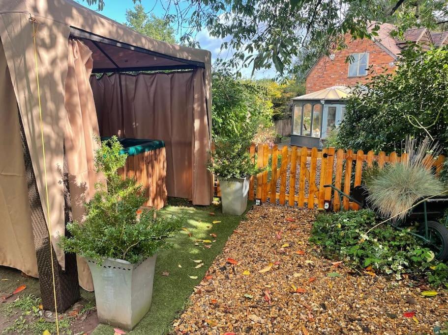 The Big Cosy Boudoir Bed + Hot Tub Apartment Harvington Exterior photo