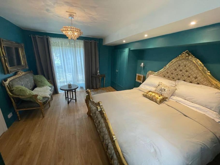 The Big Cosy Boudoir Bed + Hot Tub Apartment Harvington Exterior photo