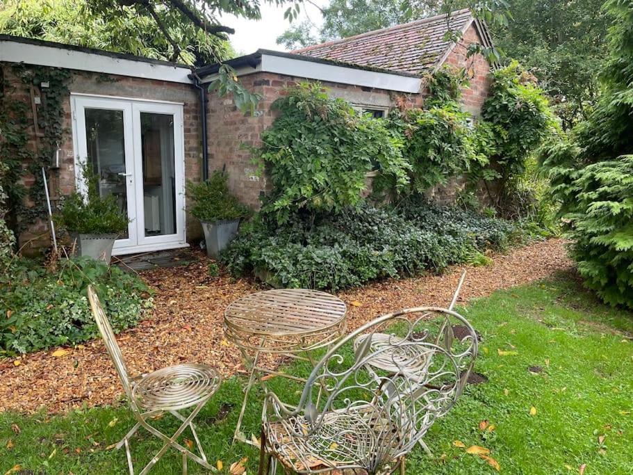 The Big Cosy Boudoir Bed + Hot Tub Apartment Harvington Exterior photo