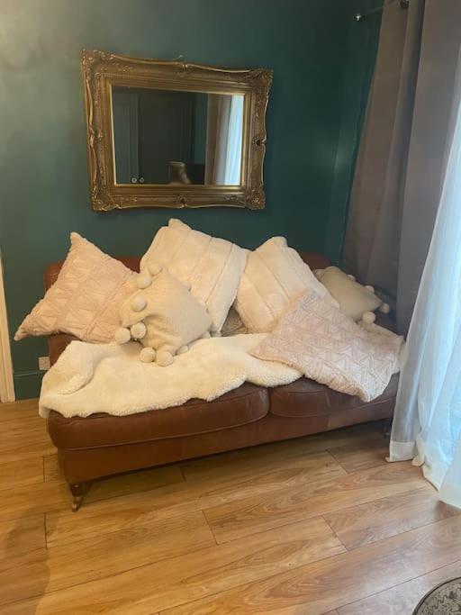 The Big Cosy Boudoir Bed + Hot Tub Apartment Harvington Exterior photo