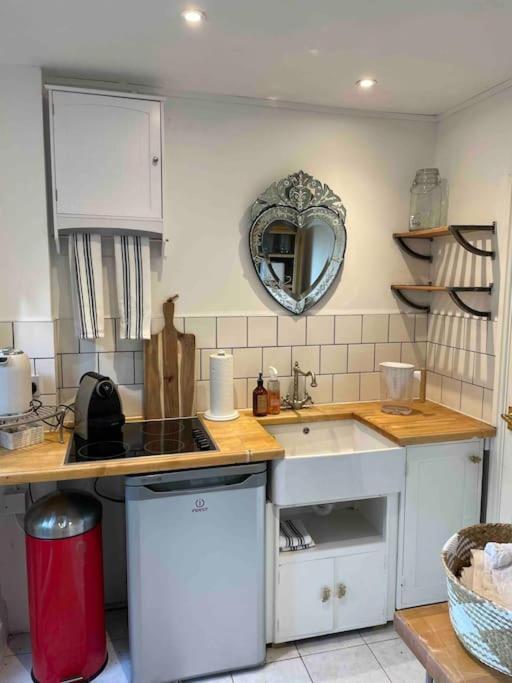 The Big Cosy Boudoir Bed + Hot Tub Apartment Harvington Exterior photo